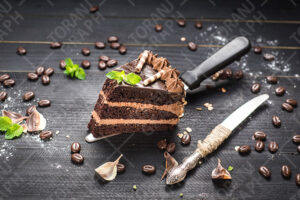 عکس استوک کیک شکلاتی با چاقو